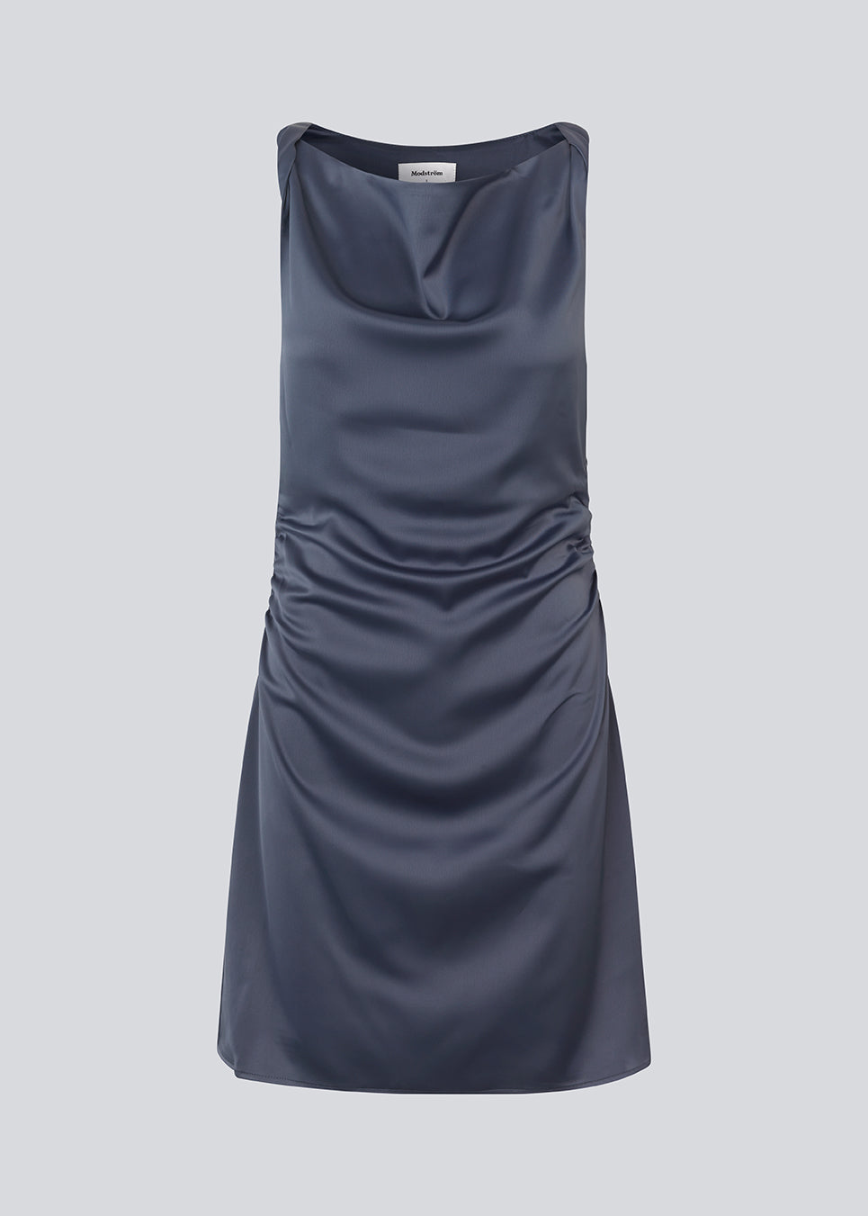 Kort kjole i mørkeblå med vandfalds detalje fortil. MylaMD dress er lavet i satin og har en usynlig lynlås i siden.