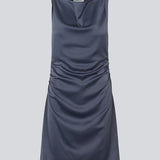 Kort kjole i mørkeblå med vandfalds detalje fortil. MylaMD dress er lavet i satin og har en usynlig lynlås i siden.