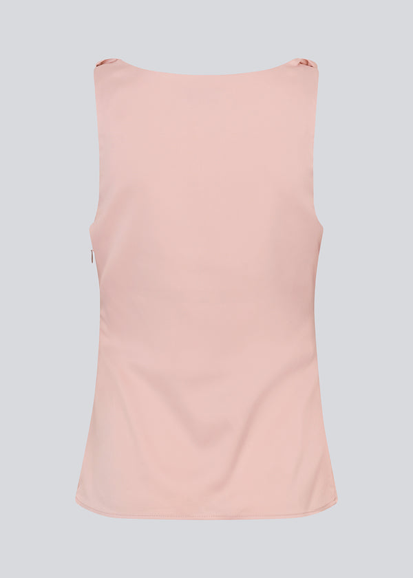 Figursyet lyserød top i satin. MylaMD top er ærmeløs, har rynkedetaljer i siden og en usynlig lynlås.