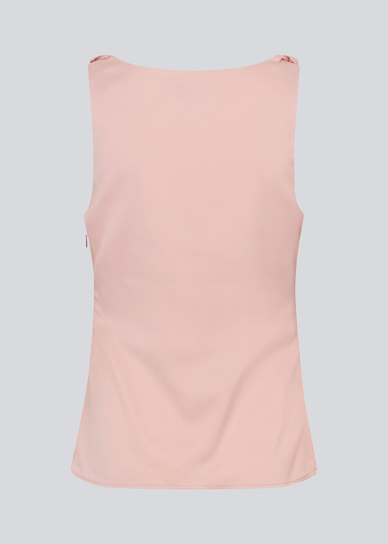 Figursyet lyserød top i satin. MylaMD top er ærmeløs, har rynkedetaljer i siden og en usynlig lynlås.