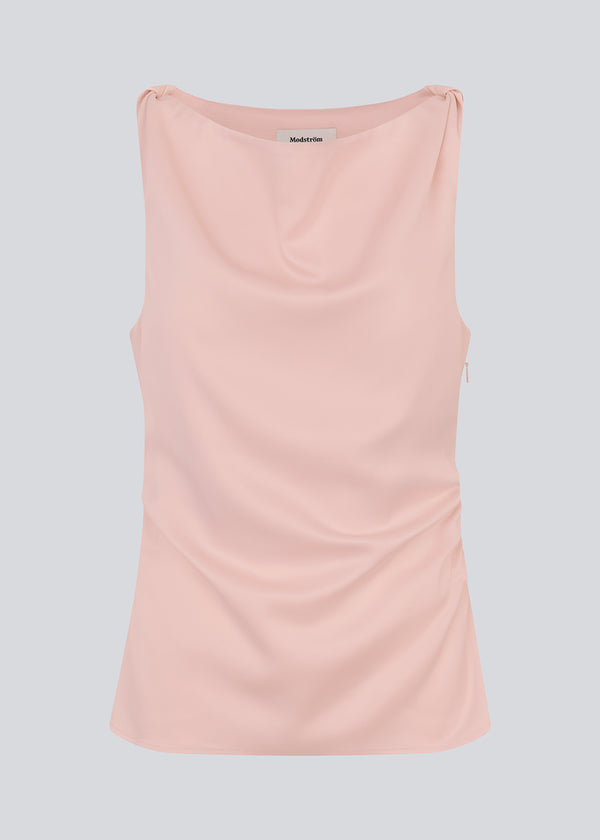Figursyet lyserød top i satin. MylaMD top er ærmeløs, har rynkedetaljer i siden og en usynlig lynlås.