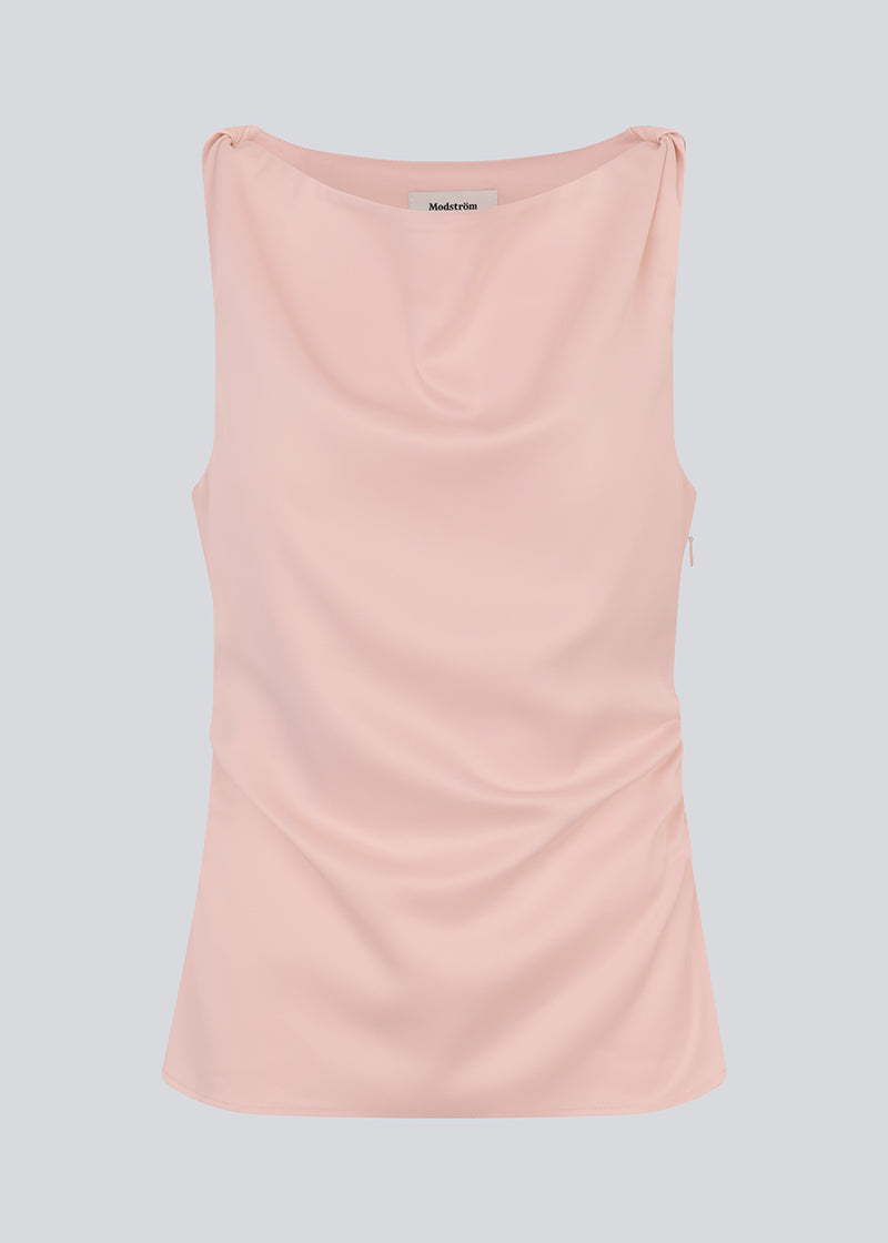 Figursyet lyserød top i satin. MylaMD top er ærmeløs, har rynkedetaljer i siden og en usynlig lynlås.