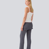 Lange flared bukser med nederdel. MynteMD pants er lavet i et elastisk og struktureret materiale og har elastik i taljen.