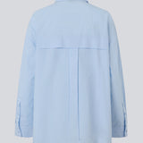 Blå klassisk skjorte med en oversize pasform. MyraMD shirt har en skjult knappelukning fortil og en slids i siden. Modellen er 177 cm og har en str. S/36 på.
