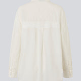 Klassisk skjorte med en oversize pasform. MyraMD shirt har en skjult knaplukning fortil og en slids i siden.