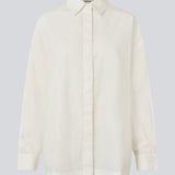 Klassisk skjorte med en oversize pasform. MyraMD shirt har en skjult knaplukning fortil og en slids i siden.