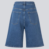 Lange denim shorts med vidde i bomuldsdenim. Nadjamd solid shorts har en lynlåsgylp, høj talje for- og baglommer.