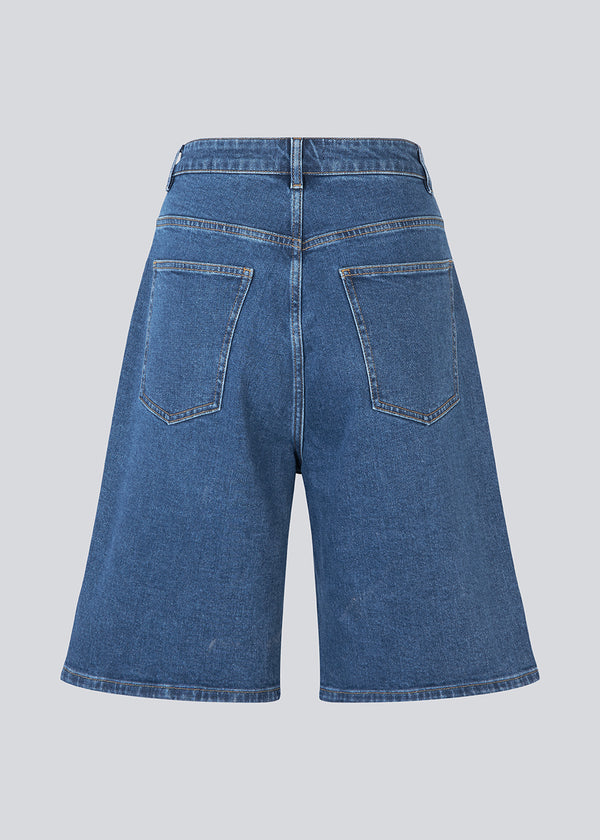 Lange denim shorts med vidde i bomuldsdenim. Nadjamd solid shorts har en lynlåsgylp, høj talje for- og baglommer.