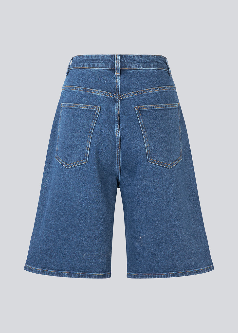 Lange denim shorts med vidde i bomuldsdenim. Nadjamd solid shorts har en lynlåsgylp, høj talje for- og baglommer.