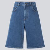Lange denim shorts med vidde i bomuldsdenim. Nadjamd solid shorts har en lynlåsgylp, høj talje for- og baglommer.