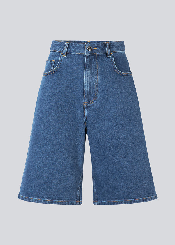 Lange denim shorts med vidde i bomuldsdenim. Nadjamd solid shorts har en lynlåsgylp, høj talje for- og baglommer.