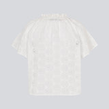 Kortærmet top i broderie anglaise. NanetteMD SS top har en løs pasform og en åbning fortil med knappelukning.