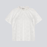 Kortærmet top i broderie anglaise. NanetteMD SS top har en løs pasform og en åbning fortil med knappelukning.