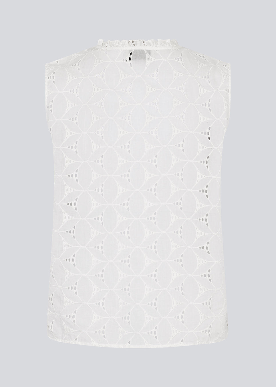 Ærmeløs hvid top i broderie anglaise. NanetteMD top har en høj hals og en knappelukning fortil.