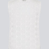 Ærmeløs hvid top i broderie anglaise. NanetteMD top har en høj hals og en knappelukning fortil.