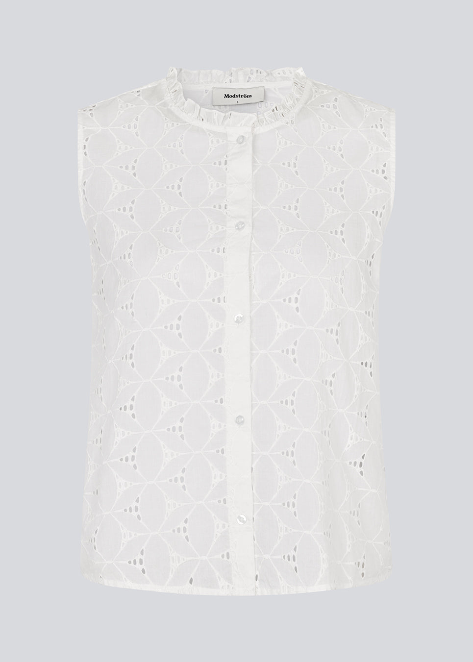 Ærmeløs hvid top i broderie anglaise. NanetteMD top har en høj hals og en knappelukning fortil.