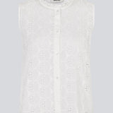 Ærmeløs hvid top i broderie anglaise. NanetteMD top har en høj hals og en knappelukning fortil.