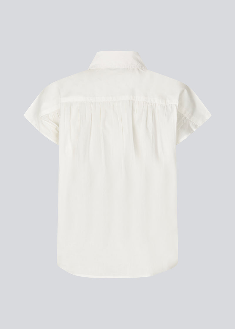 Ærmeløs skjorte med knappelukning fortil i 100% økologisk bomuld. NanikaMD SS shirt har en løs pasform og skjortekrave.