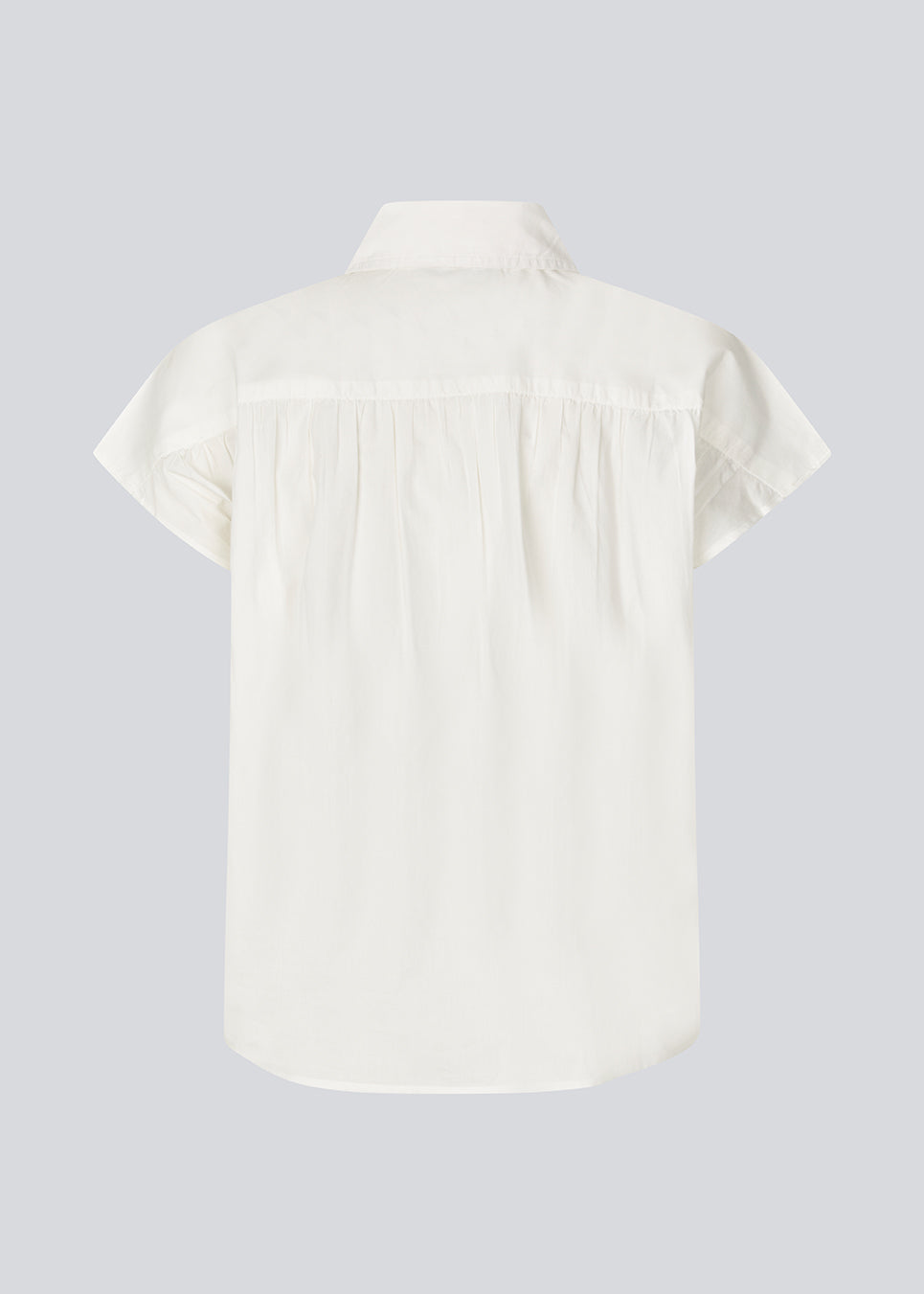 Ærmeløs skjorte med knappelukning fortil i 100% økologisk bomuld. NanikaMD SS shirt har en løs pasform og skjortekrave.