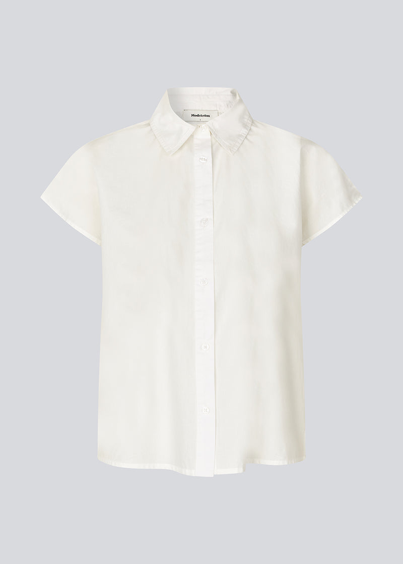 Ærmeløs skjorte med knappelukning fortil i 100% økologisk bomuld. NanikaMD SS shirt har en løs pasform og skjortekrave.