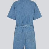 Kort denim playsuit med bindebånd i 100% økologisk bomulds denim. NaomaMD solid playsuit har en knappelukning fortil, skjorte krave og sidelommer.