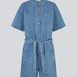 Kort denim playsuit med bindebånd i 100% økologisk bomulds denim. NaomaMD solid playsuit har en knappelukning fortil, skjorte krave og sidelommer.