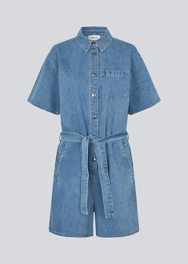 Kort denim playsuit med bindebånd i 100% økologisk bomulds denim. NaomaMD solid playsuit har en knappelukning fortil, skjorte krave og sidelommer.