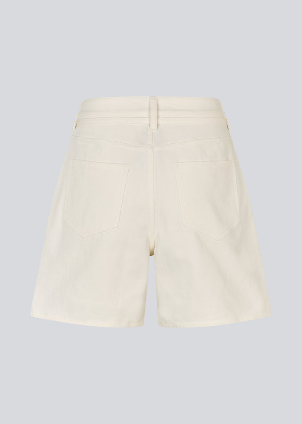 Denim shorts i hvid med vidde i bomuldsdenim. Naomamd solid shorts har en høj talje for- og baglommer og et bindebånd i taljen.