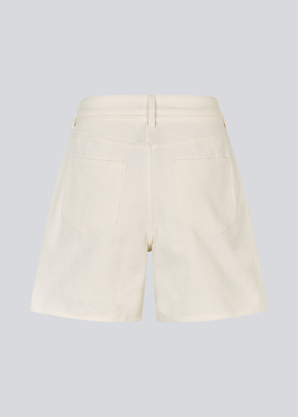 Denim shorts i hvid med vidde i bomuldsdenim. Naomamd solid shorts har en høj talje for- og baglommer og et bindebånd i taljen.
