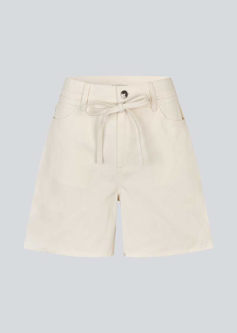 Denim shorts i hvid med vidde i bomuldsdenim. Naomamd solid shorts har en høj talje for- og baglommer og et bindebånd i taljen.