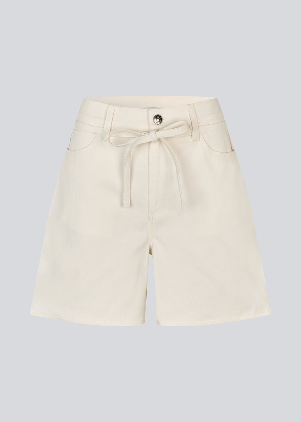 Denim shorts i hvid med vidde i bomuldsdenim. Naomamd solid shorts har en høj talje for- og baglommer og et bindebånd i taljen.
