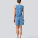 Ærmeløs blå top med rund hals i bomulds denim. NaomaMD solid top har en løs pasform og en åbning i nakken med knappelukning.
