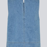 Ærmeløs blå top med rund hals i bomulds denim. NaomaMD solid top har en løs pasform og en åbning i nakken med knappelukning.
