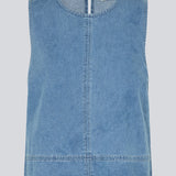 Ærmeløs blå top med rund hals i bomulds denim. NaomaMD solid top har en løs pasform og en åbning i nakken med knappelukning.
