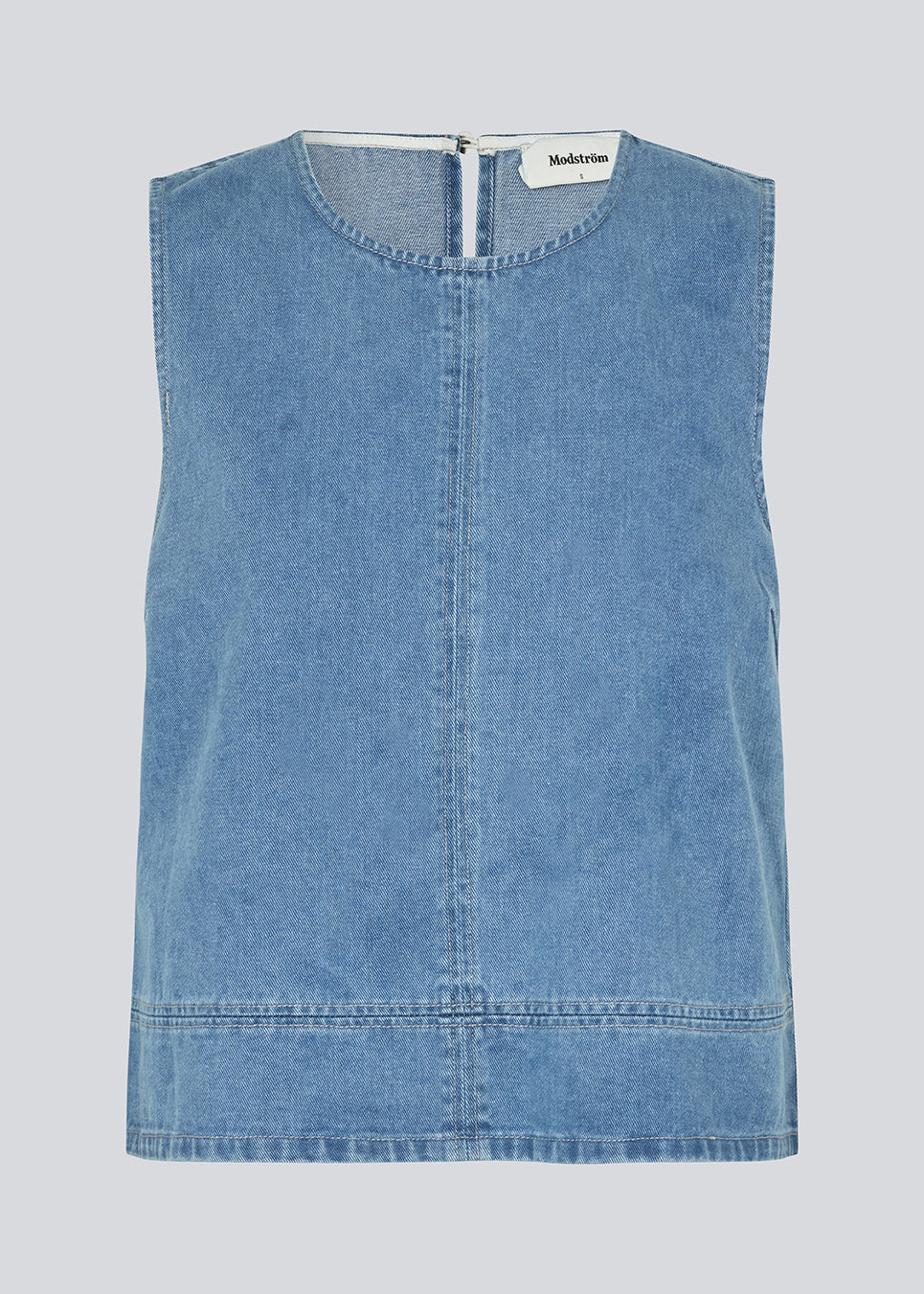 Ærmeløs blå top med rund hals i bomulds denim. NaomaMD solid top har en løs pasform og en åbning i nakken med knappelukning.
