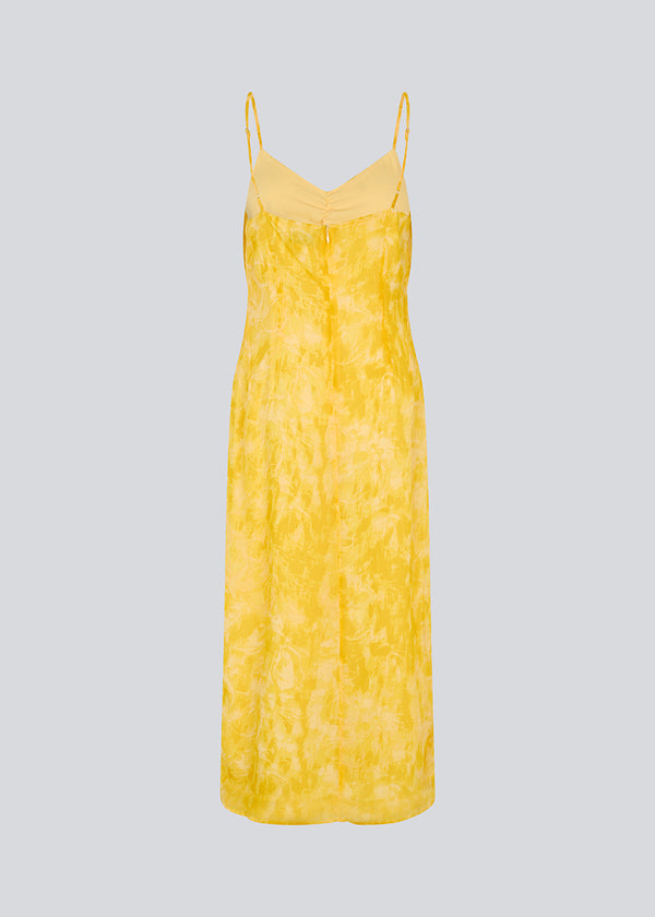 Lang kjole i smuk gul med tynde justerbare stropper og rynkedetalje ved brystet. Napthalimd print strap dress har en slids i front og en usynlig lynlås i ryggen.