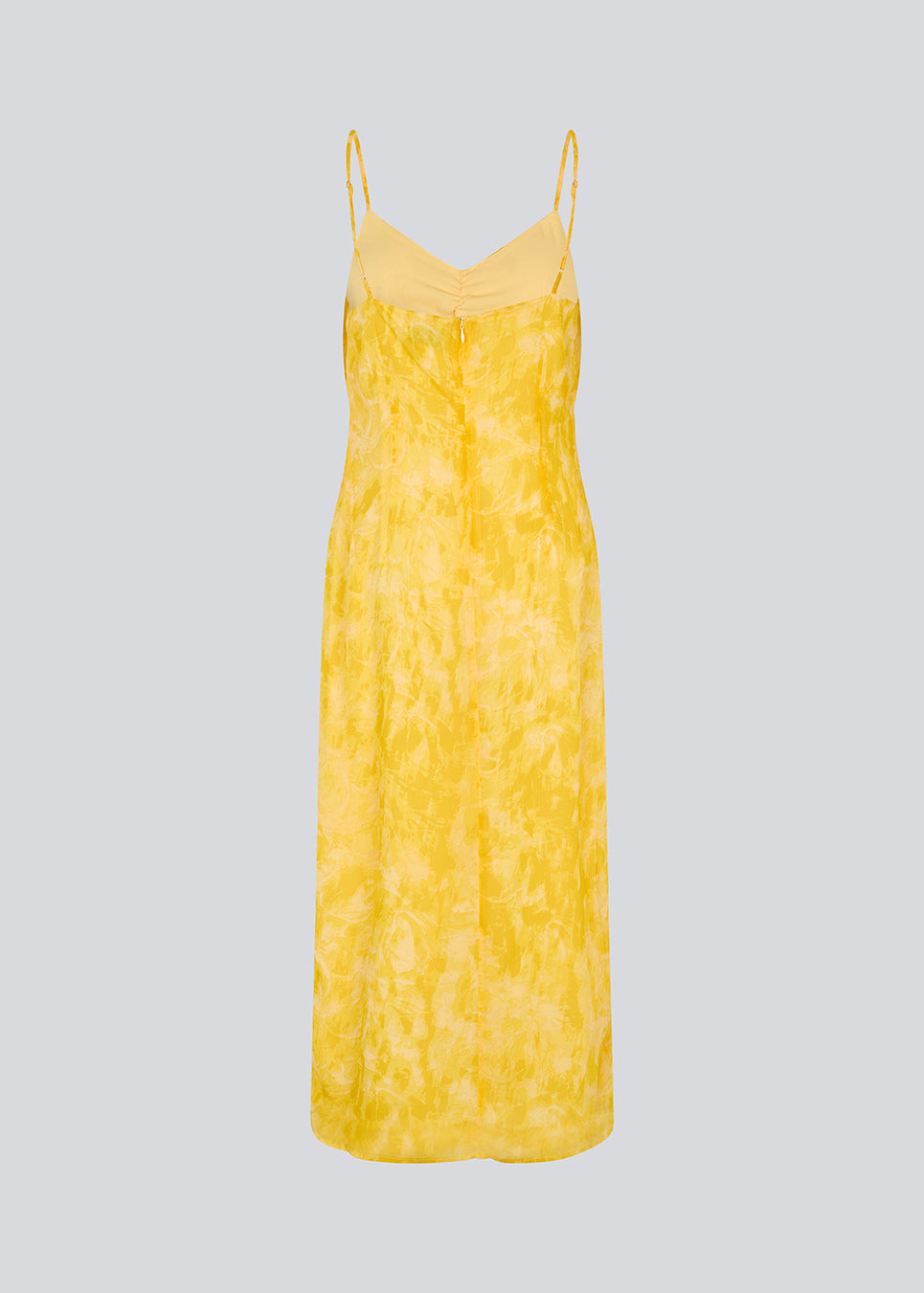 Lang kjole i smuk gul med tynde justerbare stropper og rynkedetalje ved brystet. Napthalimd print strap dress har en slids i front og en usynlig lynlås i ryggen.