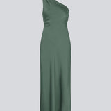 Lang one shoulder maxikjole i smuk grøn satin. NarcissaMD dress har en åben ryg med smukke detaljer og en usynlig lynlås i siden.