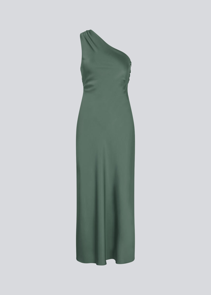 Lang one shoulder maxikjole i smuk grøn satin. NarcissaMD dress har en åben ryg med smukke detaljer og en usynlig lynlås i siden.