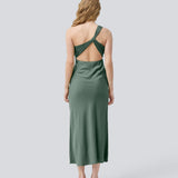 Lang one shoulder maxikjole i smuk grøn satin. NarcissaMD dress har en åben ryg med smukke detaljer og en usynlig lynlås i siden.