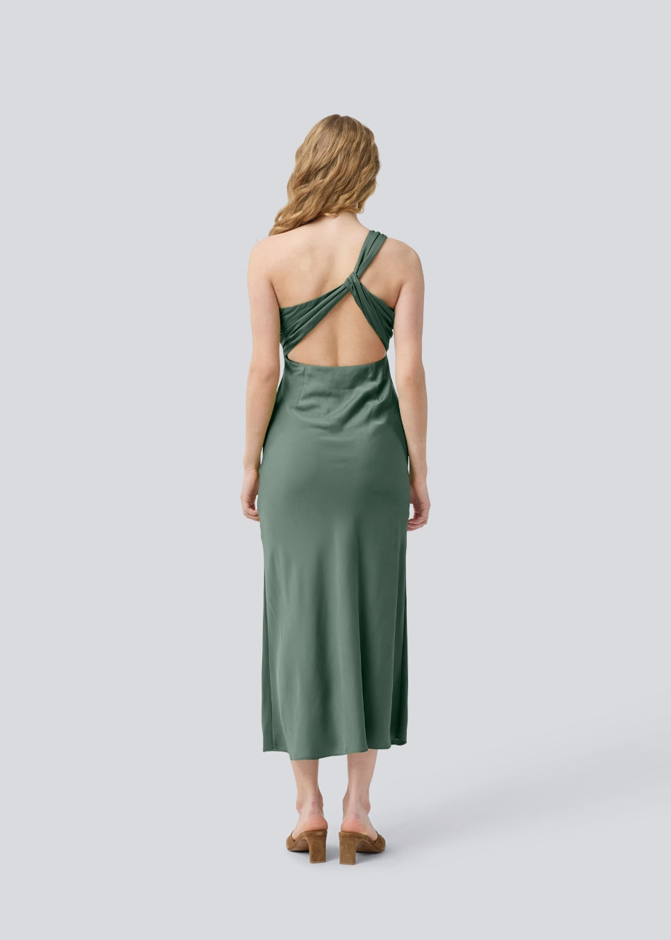 Lang one shoulder maxikjole i smuk grøn satin. NarcissaMD dress har en åben ryg med smukke detaljer og en usynlig lynlås i siden.