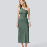 Lang one shoulder maxikjole i smuk grøn satin. NarcissaMD dress har en åben ryg med smukke detaljer og en usynlig lynlås i siden.