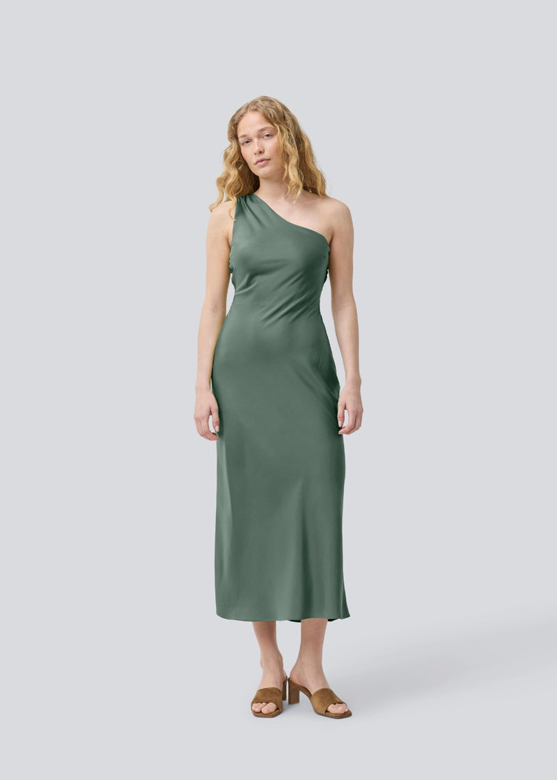 Lang one shoulder maxikjole i smuk grøn satin. NarcissaMD dress har en åben ryg med smukke detaljer og en usynlig lynlås i siden.