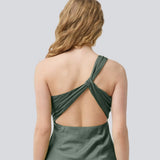 Lang one shoulder maxikjole i smuk grøn satin. NarcissaMD dress har en åben ryg med smukke detaljer og en usynlig lynlås i siden.