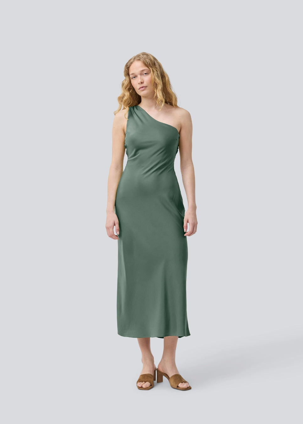 Lang one shoulder maxikjole i smuk grøn satin. NarcissaMD dress har en åben ryg med smukke detaljer og en usynlig lynlås i siden.