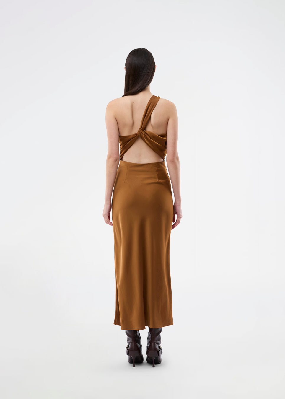 Lang one shoulder kjole i satin. NarcissaMD dress har en åben ryg med smukke detaljer og en usynlig lynlås i siden.