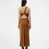 Lang one shoulder kjole i satin. NarcissaMD dress har en åben ryg med smukke detaljer og en usynlig lynlås i siden.