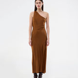 Lang one shoulder kjole i satin. NarcissaMD dress har en åben ryg med smukke detaljer og en usynlig lynlås i siden.