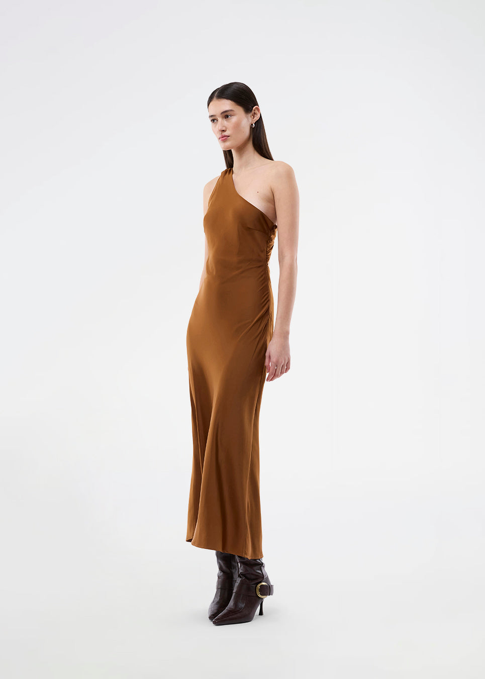 Lang one shoulder kjole i satin. NarcissaMD dress har en åben ryg med smukke detaljer og en usynlig lynlås i siden.
