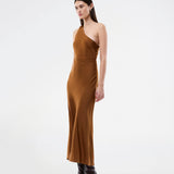 Lang one shoulder kjole i satin. NarcissaMD dress har en åben ryg med smukke detaljer og en usynlig lynlås i siden.